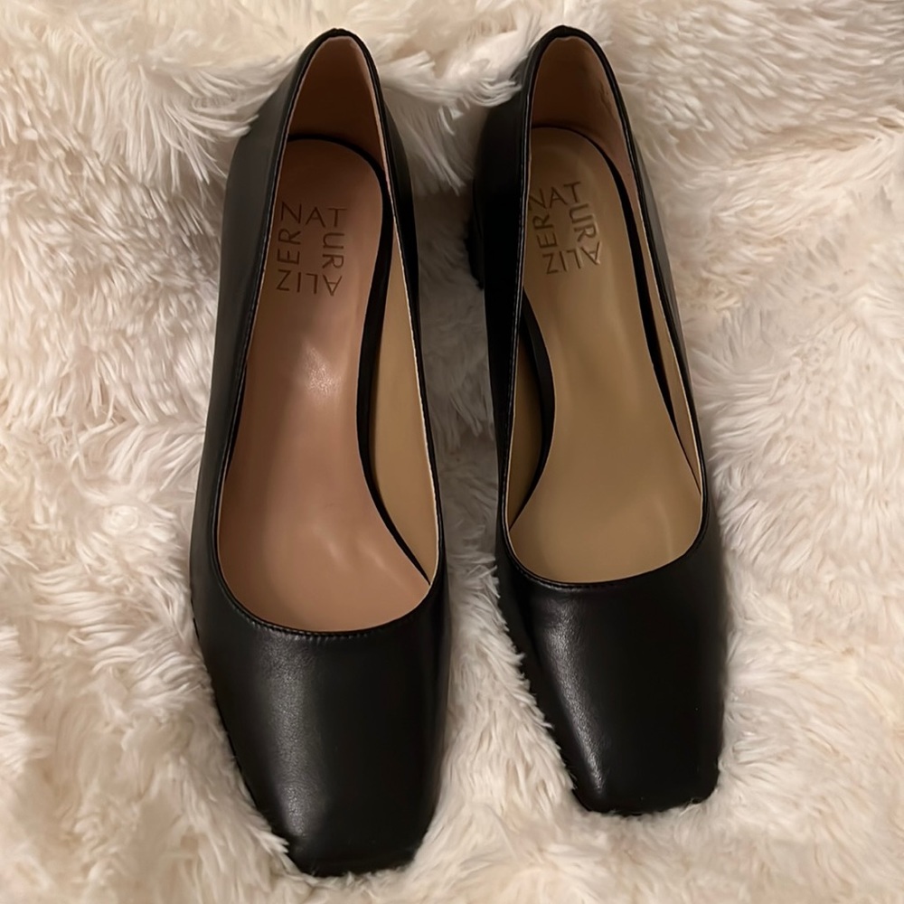 Naturalizer black leather pumps